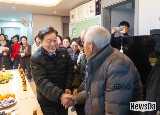 박승원 광명시장이 4일 ‘우리동네 시장실’의 일환으로 일직동 양지편 경로당을 방문해 어르신들의 안부를 확인하고 있다.