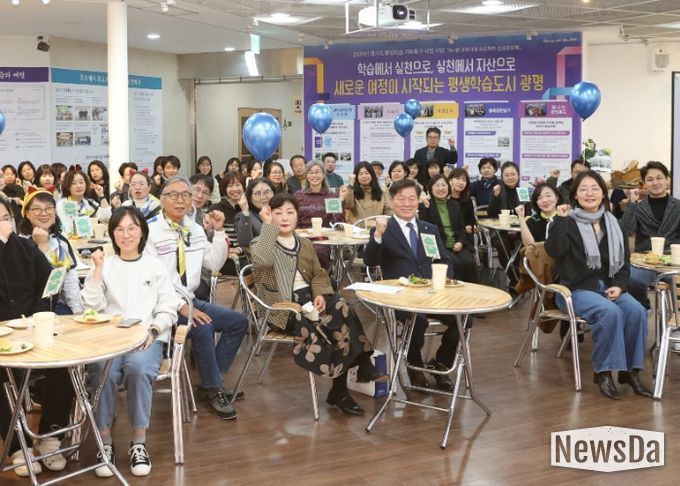 박승원 광명시장이 지난 3일 평생학습원에서 열린 '리(Re):본 광명시대 프로젝트' 성과공유회에 참석해 광명자치대학교 졸업생으로 구성된 5개 실천단과 기념사진을 촬영하고 있다.