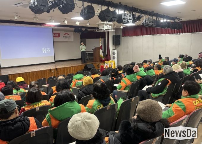 4일 열린시민청 2층 민방위교육장에서 광명시 자율방재단 단원 70여 명을 대상으로 '2025년 재해구호교육'이 진행되고 있다.