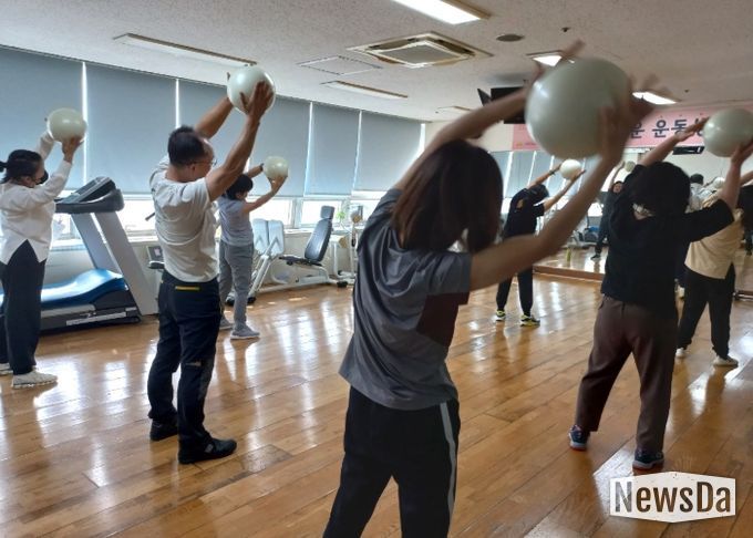 건강생활지원센터에서 '슬기로운 운동생활 3기' 프로그램이 진행되고 있다.
