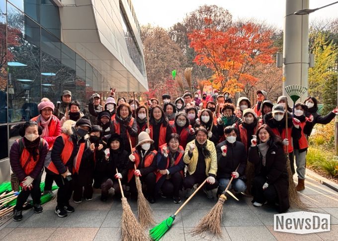 광명시 철산3동 행정복지센터는 지난 3일 동절기에 대비해 ‘2차 낙엽 대청소’를 실시했다.