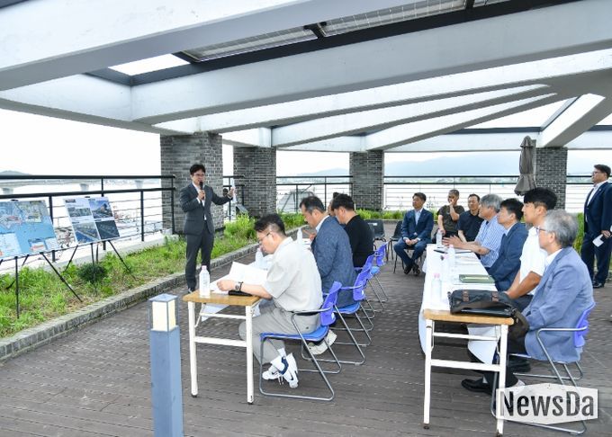 김포시는 해양하천과로 조직을 정비하고 대명항 활성화 TF를 운영하는 한편, 현장평가에 김병수 시장이 직접 나서 브리핑하는 등 꾸준한 노력으로 대명항 국가어항 예비대상항 지정 결실을 이뤘다. 국가어항 신규지정 예비대상항 해양수산부 현장심사사진