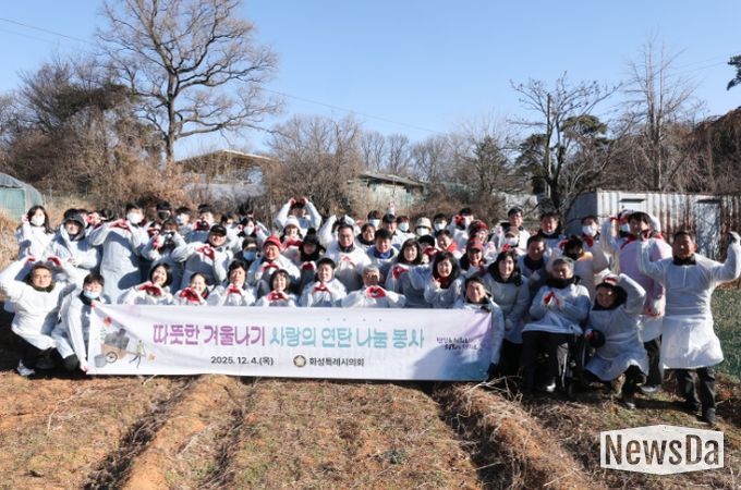 연탄 나눔 봉사활동에 참여한 시의원 및 직원 단체 사진
