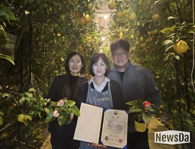 농촌진흥청 주최 '제21회 생활원예·치유농업 경진대회'서 우수상을 수상한 한수정 팜앤트리 대표(가운데)