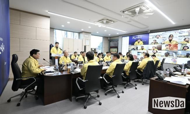 지난 12월 4일 시청 재난안전상황실에서 열린 ‘2025년 강설ㆍ한파 대비점검회의’ 현장