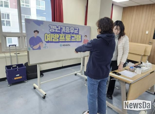 시민이 아.가.시 프로그램을 통해 건강상담에 참여 중이다.