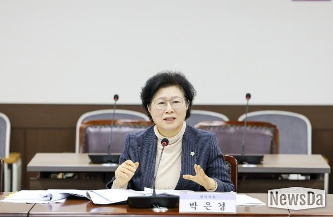 박은경 의원이 지난 11월 25일 제300회 제2차 정례회 기획행정위원회에서 자신이 대표 발의한 ‘안산시 직업교육혁신지구 사업 활성화 조례안’에 대해 발언하고 있다.