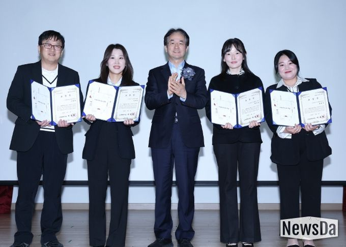 ‘2025년 사업보고회’보육유공자 표창 수상자 기념촬영