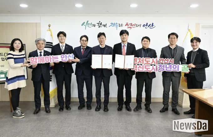 이민근 안산시장(왼쪽)이 9일 안산시 청년창업펀드 3호 조성을 위해 박선배 (주)신한벤처투자 대표이사와 업무협약을 체결하고 기념촬영을 하고 있다.