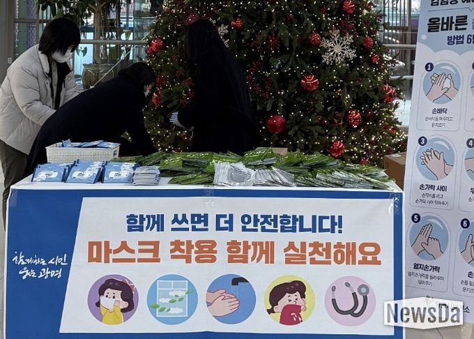 지난 8일 시청 본관 1층에서 인플루엔자 예방 캠페인이 진행되고 있다.