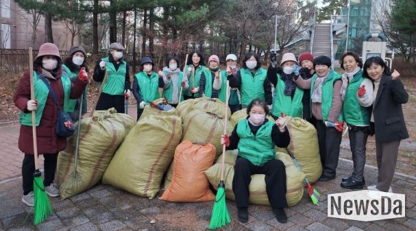 광명시 소하1동 새마을지도자협의회와 새마을부녀회는 지난 8일 주민의 안전과 쾌적한 보행 환경 조성을 위해 구름산초등학교 후문과 운산고등학교 등교길 일대에서 환경정화 활동을 진행했다.