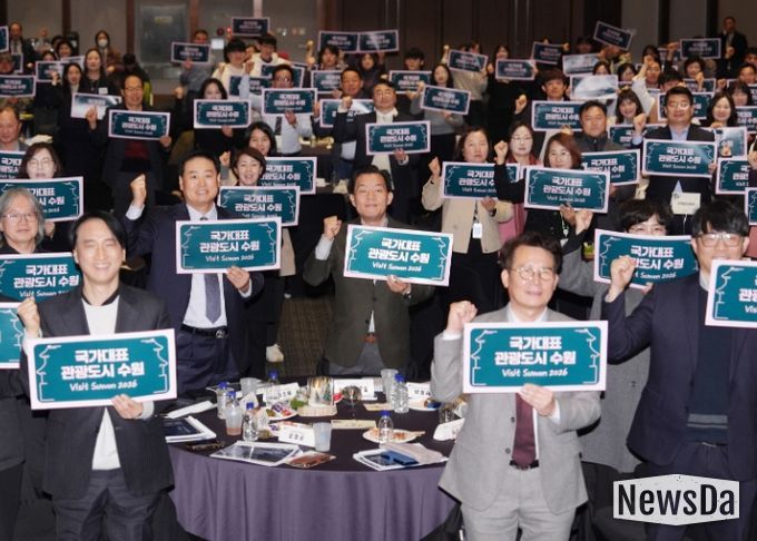 이재준 수원시장(가운데)과 수원화성 3대 축제 성과보고회 참석자들이 함께하고 있다.