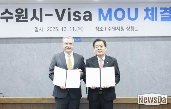 이재준 수원시장(오른쪽)과 패트릭 스토리 비자 코리아 사장이 협약 체결 후 함께하고 있다.