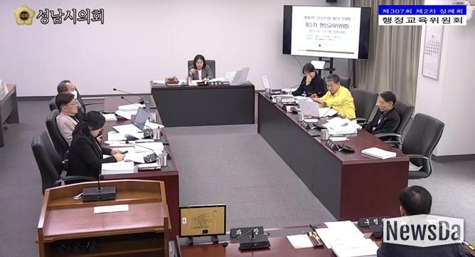 2025년 12월 9일, 행정교육위원회 회의에서 일부 안건에만 선택적으로 참여하는 서은경·김선임·최현백·윤혜선 의원