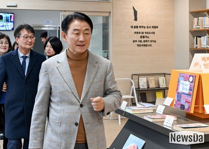 김동근 시장이 12월 11일 의정부1동 주민센터 1층에 마련된 주민 공유공간을 둘러보고 있다.