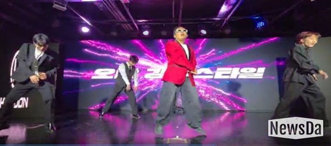 공연을 하고있는 인디스탈 소속 K-Pop 개그 아이돌 (사진제공: 주한외국기업연합회 KOFA)