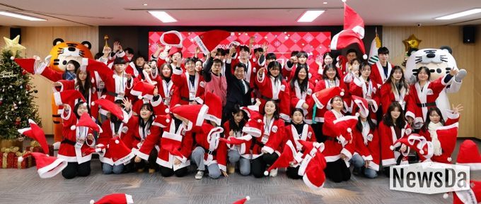 2024. 12 출정식 후 산타모자를 던지는 참가자들과 서강석 구청장, 인사말하는 서 구청장