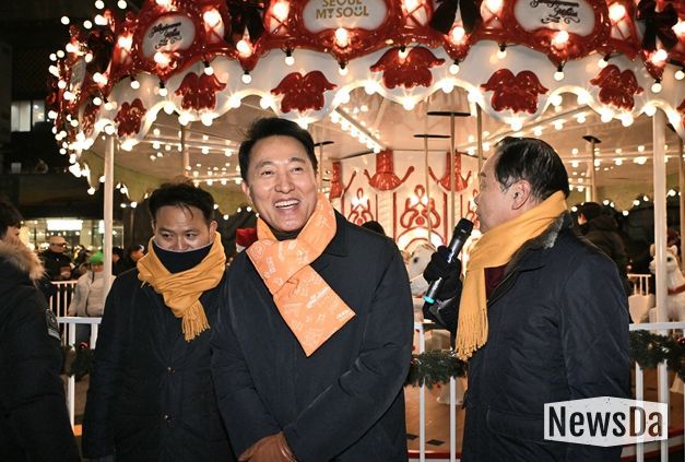 오세훈 서울시장이 12일(금) 서울윈터페스타 개막식 참석 후 광화문광장의 '크리스마스 마켓'을 둘러보고 있다.