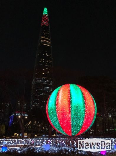 크리스마스 기념 영상이 표출되는 ‘더 스피어’의 아름다운 야경