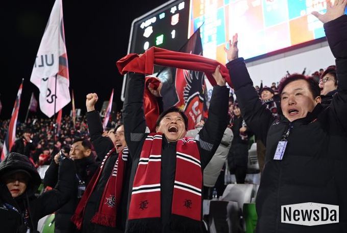 이달 8일 부천FC1995 승강 PO 2차전 경기에서 골을 넣자, 조용익 부천시장이 기뻐하고 있다