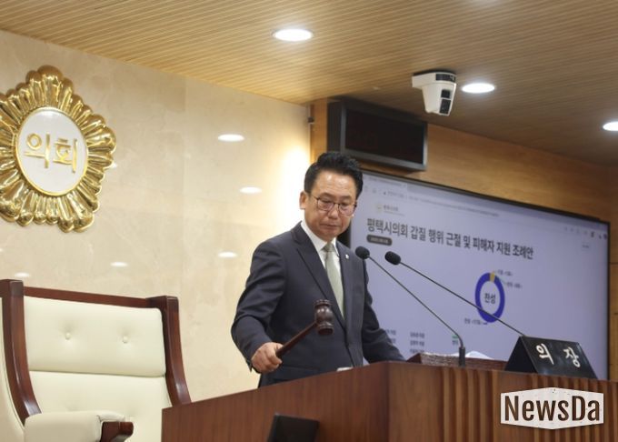 제259회 제2차 정례회 제2차 본회의에서 타봉하는 강정구의장