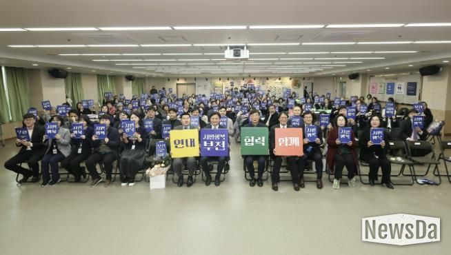 조용익 부천시장과 참석자들이 ‘기부의 날’ 기념행사 촬영을 하고 있다.