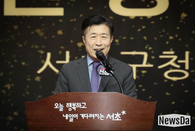 전성수 서초구청장이 16일 서초문화예술회관 아트홀에서 열린 ‘서초노인대학 제34기 졸업식’에 참석해 인사말씀하고 있다.