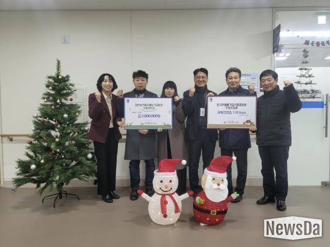 전달식 후 한국추출가공식품업중앙회경기도지부 수원시지회, 대한농산물식품임가공업연합회 수원시지부, 수원시 관계자가 함께하고 있다.