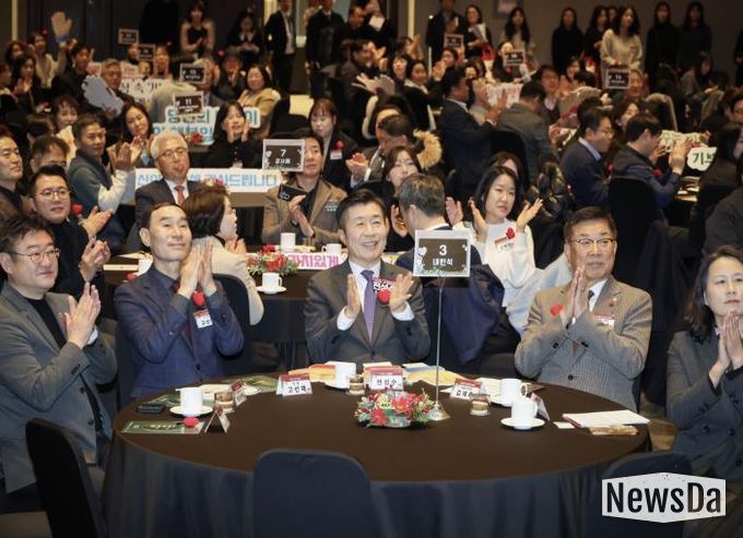 전성수 서초구청장(가운데)이 17일 열린 ‘서초의 미래, 기부자 100인과의 동행’ 행사에서 관계자들과 기념촬영을 하고 있다.