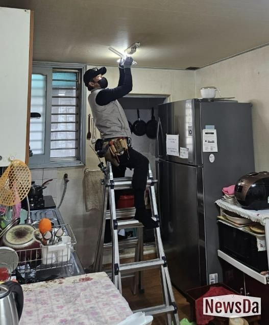 수원시 팔달구 화서1동 지역사회보장협의체, (주)전기쟁이 재능기부로 LED형광등 교체 지원해