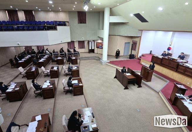 군포시의회는 12월 1일부터 18일까지 제285회 정례회를 운영했다. 2025년도 회기는 이번 정례회 폐회로 마무리됐다.