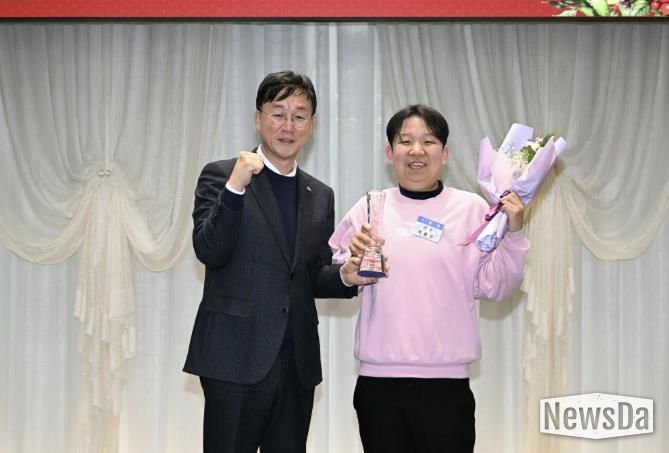 이민근 안산시장(사진 왼쪽)이 18일 안산상공회의소에서 열린 '2025 안산시 장애인 체육인의 날' 행사에서 최우수 선수상을 수상한 박충신 선수(사진 오른쪽)와 함께 기념촬영을 하고 있다.