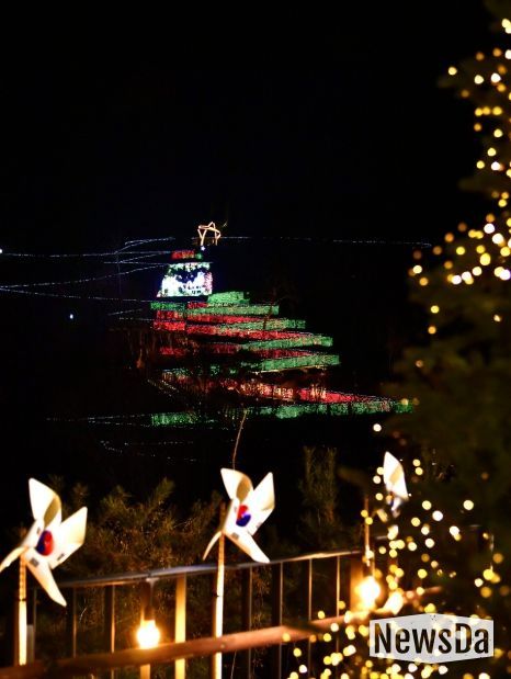 김포시는 지난 20일 애기봉평화생태공원에서 크리스마스 특별문화행사 ‘애기봉 윈터라이트’ 행사를 개최했다.