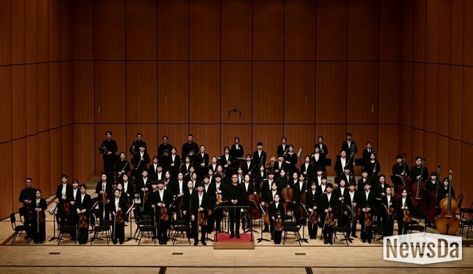 제15회 경주시 청소년오케스트라 정기연주회에서 청소년 단원들이 경주예술의전당 화랑홀 무대에 올라 베토벤 명곡을 연주하며 기념촬영을 하고 있다