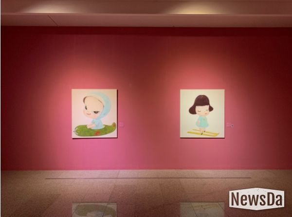 국제교류전 《바람과 숲의 대화》에서 전시 중인 나라 요시토모 작품 전경