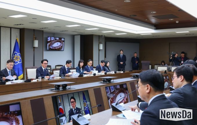 김민석 국무총리가 24일 세종 다솜로 정부세종청사에서 열린 국가정책조정회의를 주재, 모두발언을 하고 있다.(국무조정실)