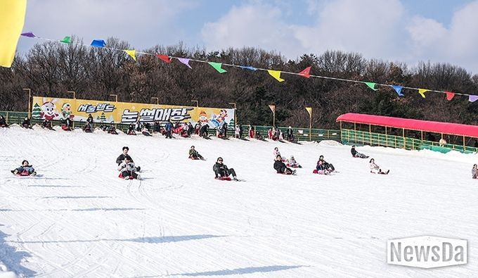 금천구는 드림스타트 사업으로 눈썰매 체험 프로그램을 진행한다