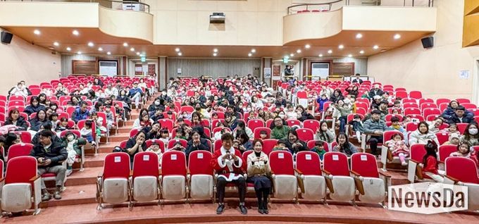 최충규 대덕구청장(사진 첫 번째 줄 왼쪽)과 지역 영유아 가족들이 대덕구육아종합지원센터가 크리스마스를 맞아 진행한 뮤지컬 ‘정글북’ 공연을 관람하기에 앞서 기념 촬영을 하고 있다.