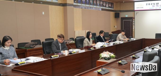 평택시의회 ‘의원 정책연구활동’ 심의하는 위원들