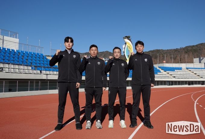 김해FC2008 코칭스태프 단체사진