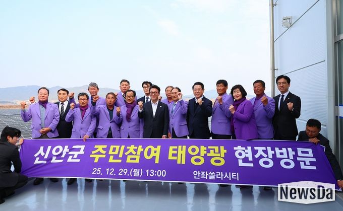 김민석 국무총리가 29일 전남 신안 주민참여태양광 현장인 안좌스마트팜앤쏠라시티를 방문, 현장 시설을 시찰하고 있다.