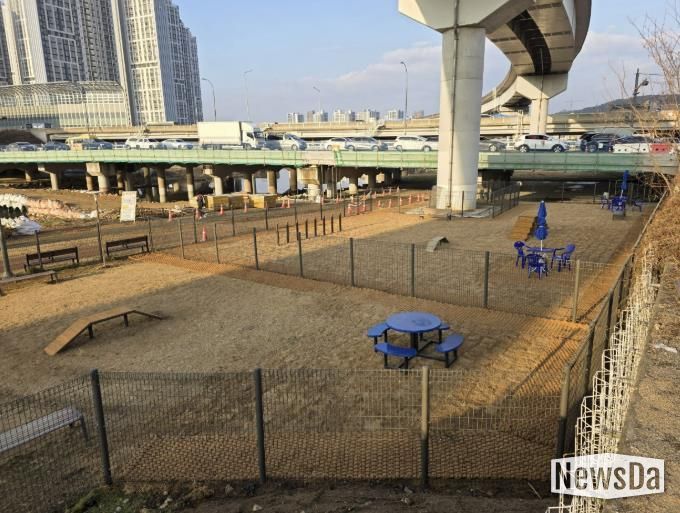 용인특례시가 처인구 경안천 산책로에 반려견 놀이터를 조성했다.