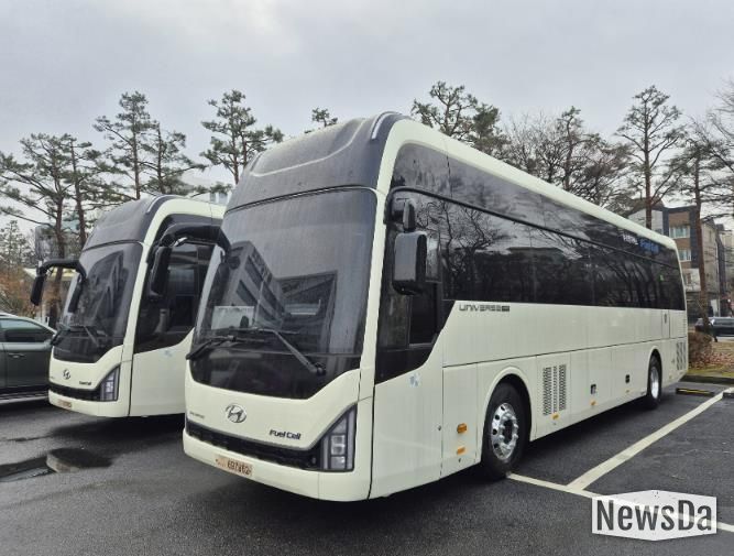 성남시가 새로 도입한 공무용 수소전기버스 차량 모습