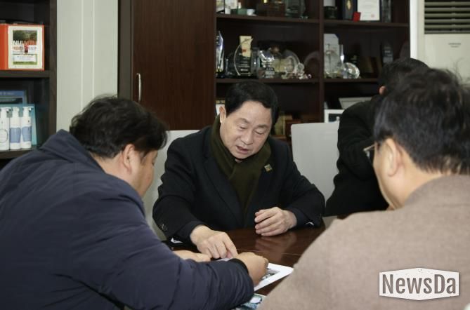 관내 기업의 애로사항을 청취 중인 주광덕 시장