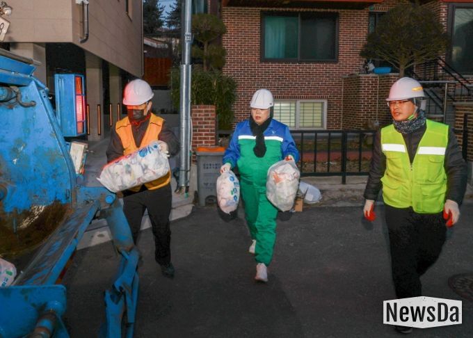 신계용 과천시장과 환경미화원들이 쓰레기를 수거하고 있다