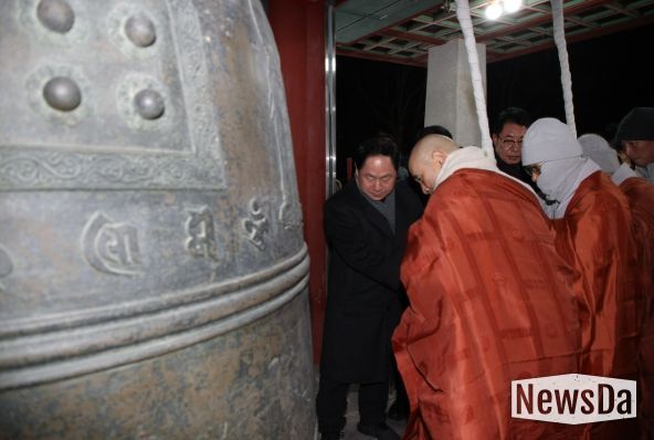 타종에 참여하고 있는 주광덕 시장