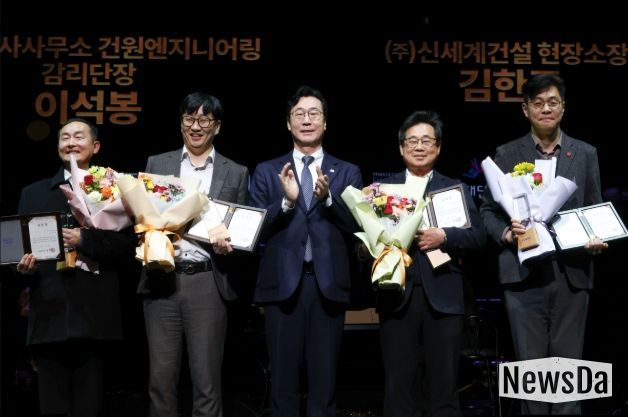 정명근 화성특례시장이 화성예술의 전당 개관기념 제야 콘서트에서 유공자들에게 특별 공로패 및 감사패를 전라하고 기념촬영을 하고 있다.