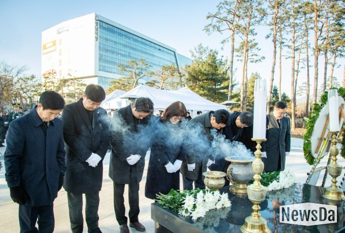 성남시의회, 2026년 신년 현충탑 참배