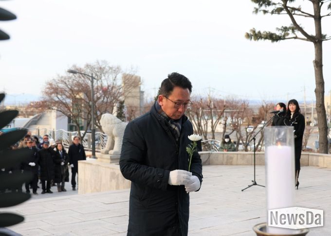 신년 현충탑 헌화하는 평택시의회 강정구 의장