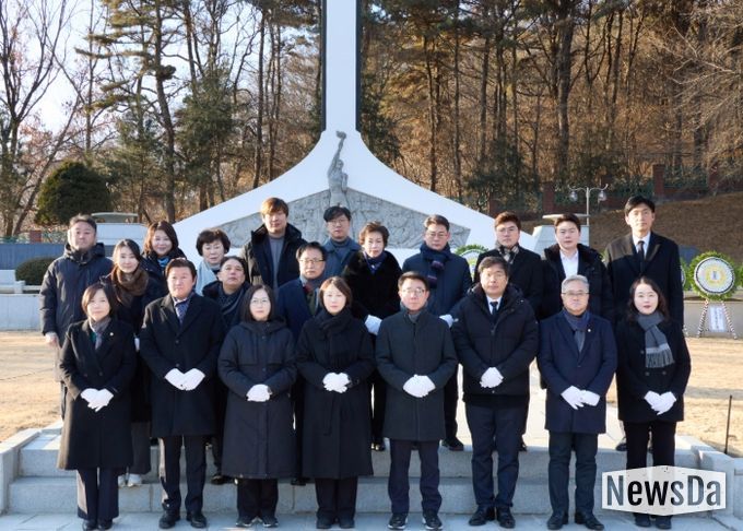 용인특례시의회 의원들은 2일 처인구 김량장동 현충탑을 찾아 순국선열과 호국영령의 숭고한 희생정신을 기리며 새해 첫 의정활동을 시작했다.